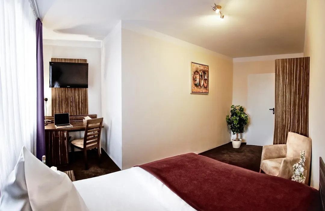 Hotel Famosa-1